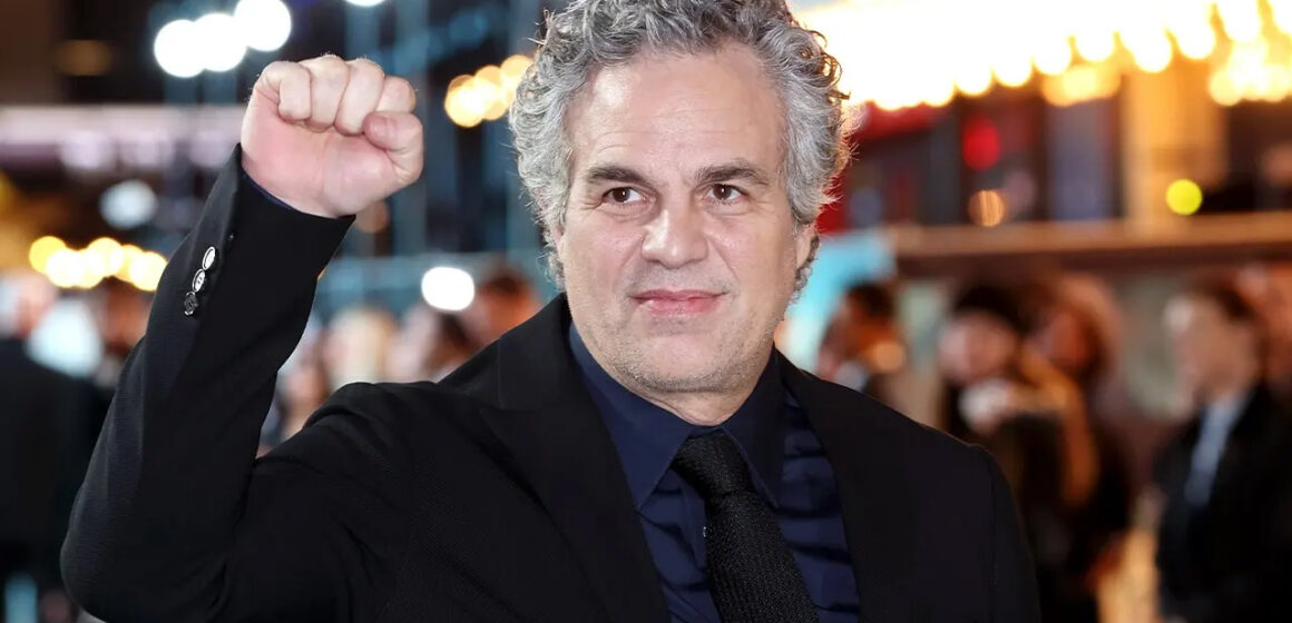 Mark ruffalo holding up fist